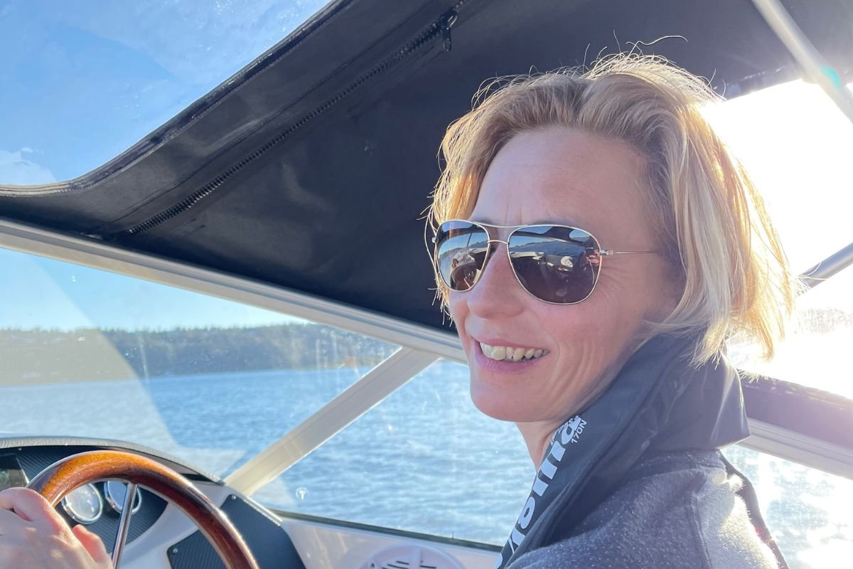 Kaptein Marte styrer Scand 7800 i solskinn utenfor Sørlandet